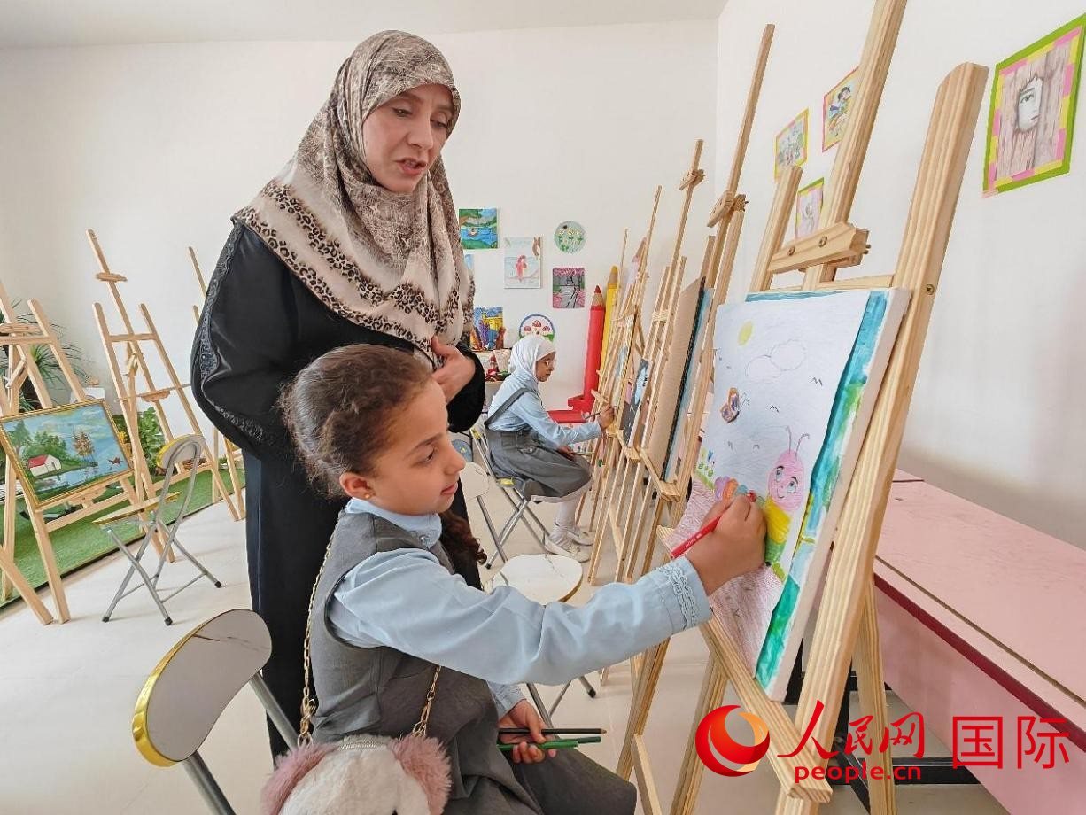 阿爾穆塔?阿里卡特國際學(xué)校的學(xué)生在美術(shù)室上課。人民網(wǎng)記者 管克江攝