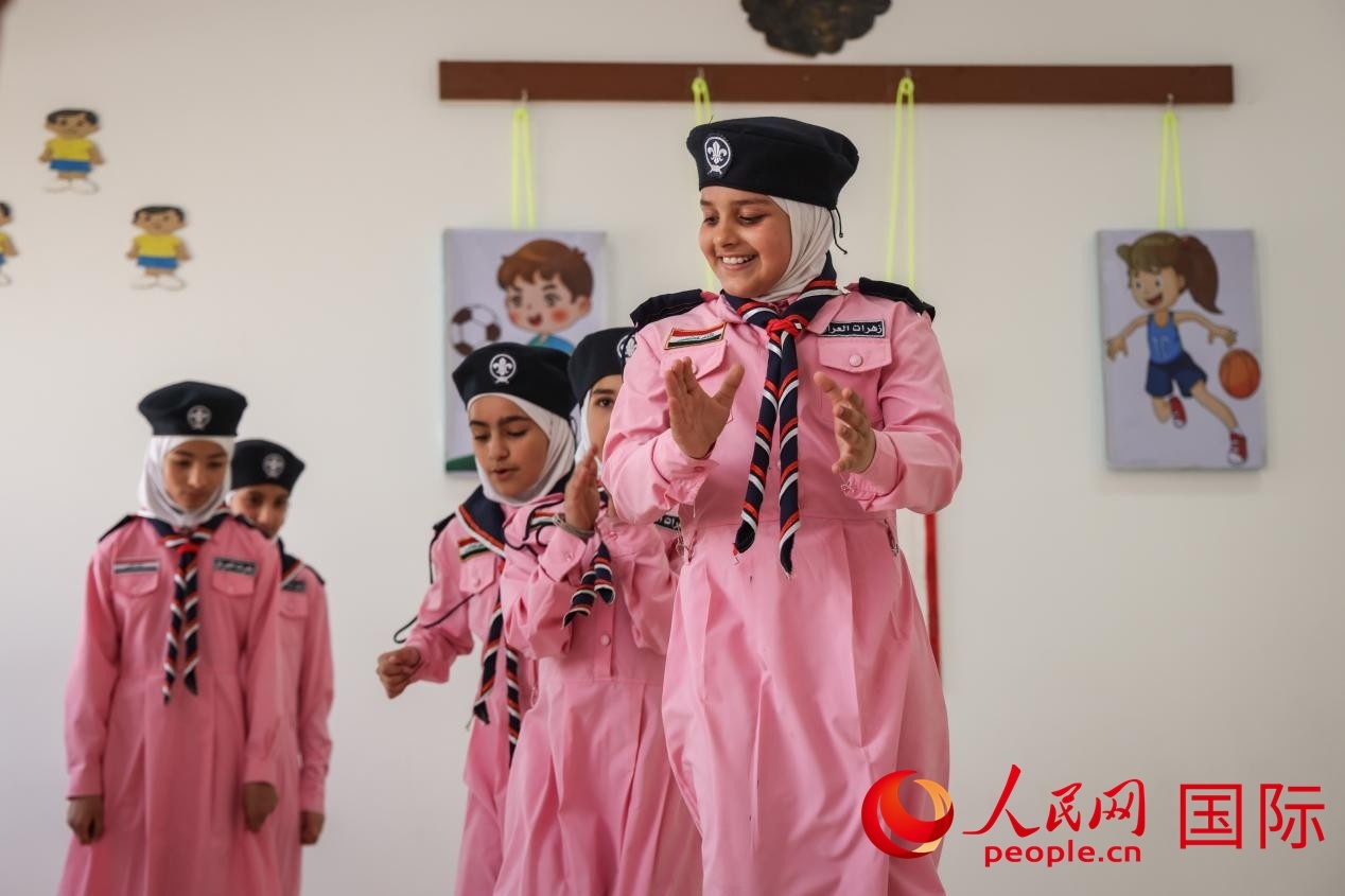 阿爾穆塔?阿里卡特國際學(xué)校的學(xué)生在展示課間活動。人民網(wǎng)記者 薛丹攝