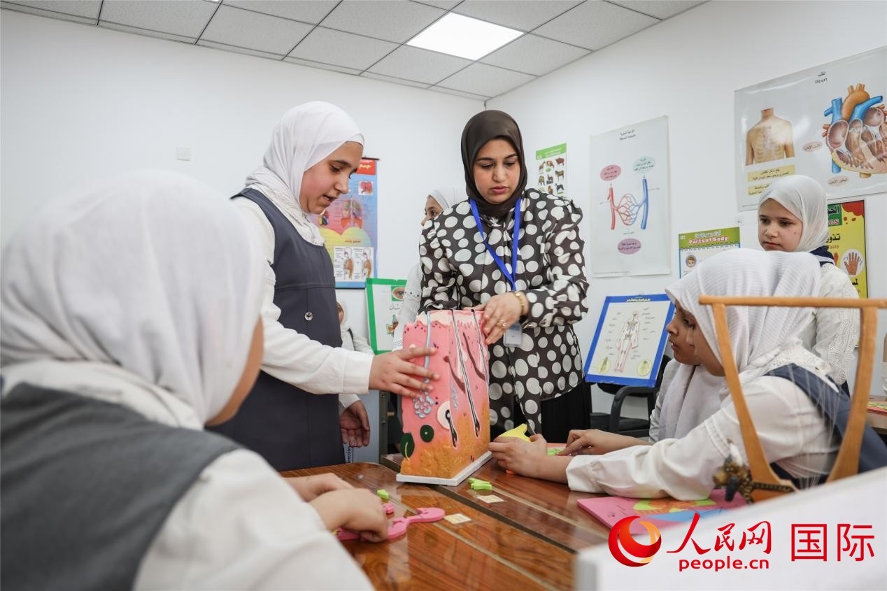 圖為阿爾·圖拉女子學(xué)校學(xué)生在上生物課。人民網(wǎng)記者 薛丹攝