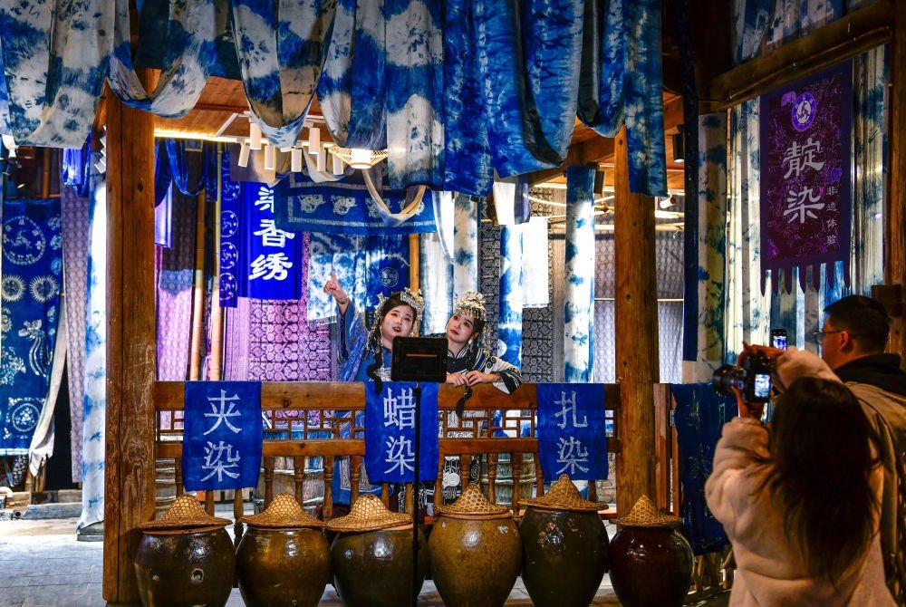 2025年3月17日，游客在貴州省黎平縣肇興侗寨里留影。新華社記者楊文斌 攝