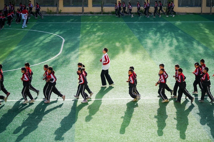 2025年4月24日，在新疆克州阿圖什市哈拉峻鄉(xiāng)謝依特小學(xué)，支教教師帶領(lǐng)學(xué)生晨跑。新華社記者 徐宏巖 攝