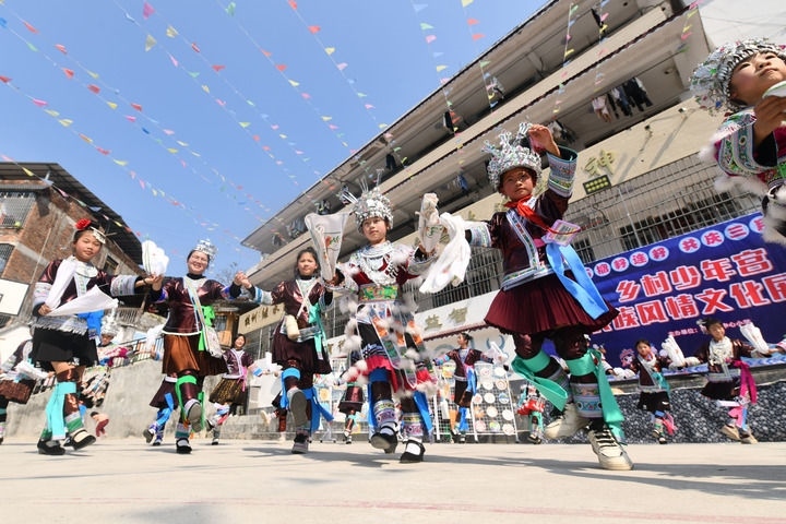 2025年3月25日，廣西柳州市融水苗族自治縣桿洞鄉(xiāng)中心小學(xué)學(xué)生在跳蘆笙踩堂舞。新華社記者 黃孝邦 攝