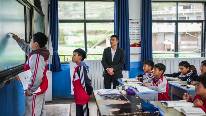 2024年11月21日，在地處烏蒙山區(qū)的貴州省六盤(pán)水市水城區(qū)亮巖小學(xué)，學(xué)生在供暖的教室內(nèi)學(xué)習(xí)。新華社記者 陶亮 攝