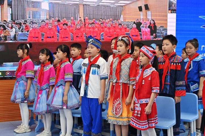 2025年3月28日，在“壯蒙一家親 共筑中國(guó)夢(mèng)”手拉手主題云隊(duì)會(huì)上，廣西南寧市濱湖路小學(xué)四（1）中隊(duì)隊(duì)員通過(guò)網(wǎng)絡(luò)和內(nèi)蒙古鄂爾多斯東勝區(qū)第十二小學(xué)四（9）中隊(duì)隊(duì)員一起唱《中國(guó)少年先鋒隊(duì)隊(duì)歌》。新華社記者 周華 攝