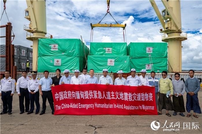5月25日，中國駐緬甸大使館參贊歐陽道冰、仰光省首席部長梭登及緬有關(guān)部門官員出席援緬第十五批緊急人道主義地震救災(zāi)物資交接儀式。人民網(wǎng)記者謝佳君攝