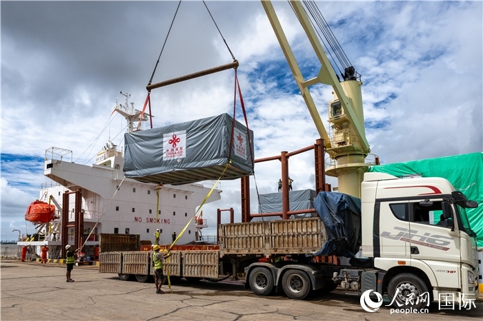 5月25日，當(dāng)?shù)毓と嗽诟劭趶呢涊喩闲遁d援緬第十五批緊急人道主義地震救災(zāi)物資。人民網(wǎng)記者謝佳君攝
