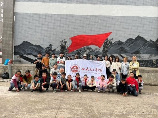 “行動(dòng)中的課堂：探尋茶馬古道紅色印記”工作坊與當(dāng)?shù)匦W(xué)生共同創(chuàng)作主題壁畫。