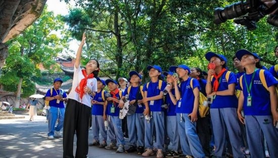 石刻小導(dǎo)游稅明潔為西藏小朋友志愿解說(shuō)。