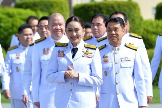 2024年9月7日，泰國(guó)總理佩通坦·欽那瓦（前中）及新一屆內(nèi)閣成員在位于首都曼谷的總理府與媒體見面。新華社發(fā)（拉亨攝）