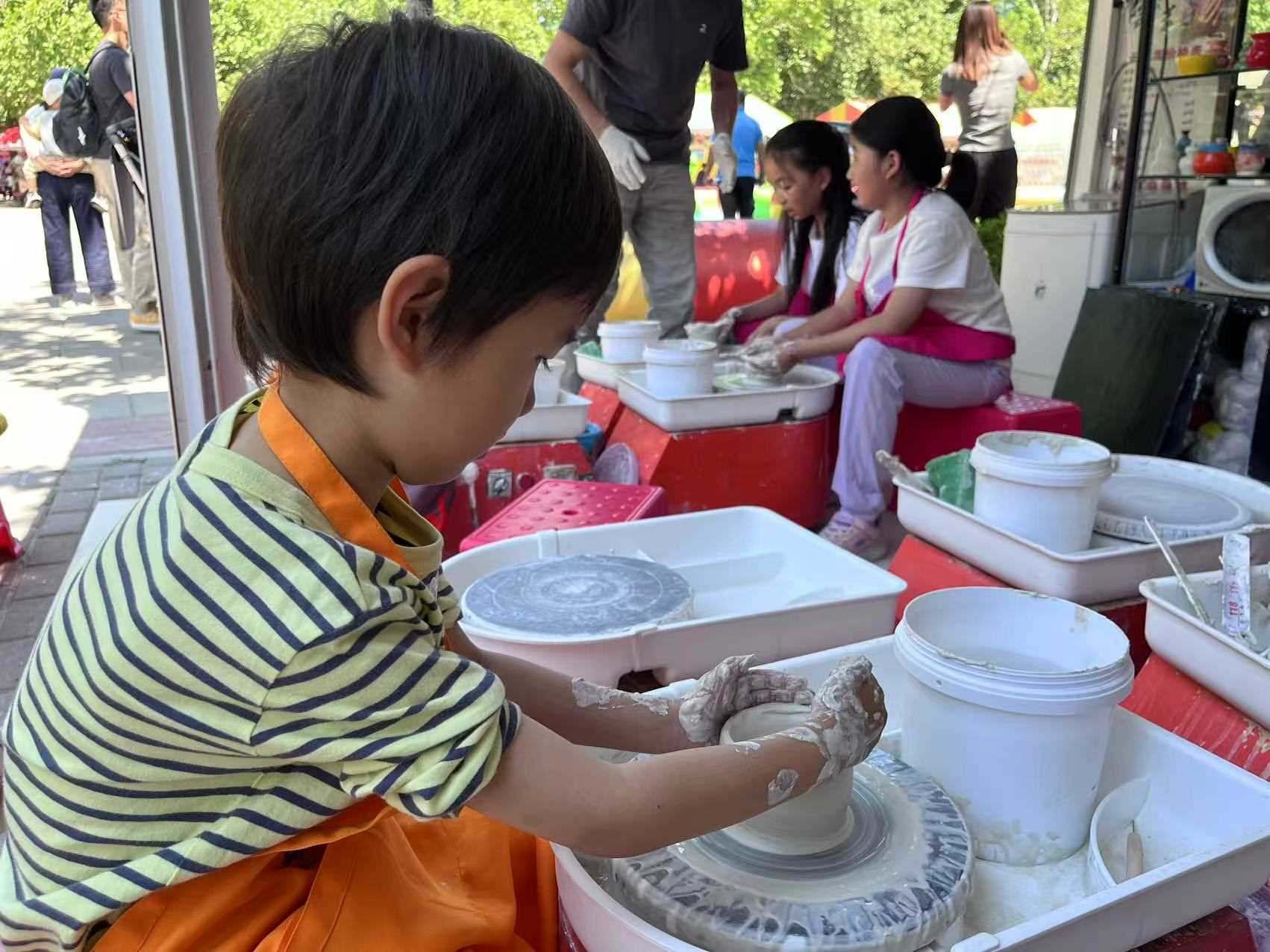 “小”游客在體驗(yàn)陶藝制作。人民網(wǎng)記者 李楠樺攝