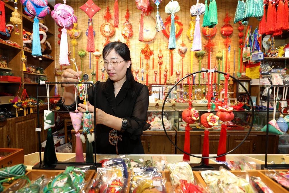 2025年5月25日，安徽省淮北市，非遺香包上貨架。（圖片來源：視覺中國(guó)）