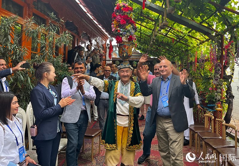 5月24日，外國(guó)媒體人在伊寧市喀贊其民俗旅游區(qū)參觀體驗(yàn)。 人民網(wǎng)記者 翟轉(zhuǎn)麗攝