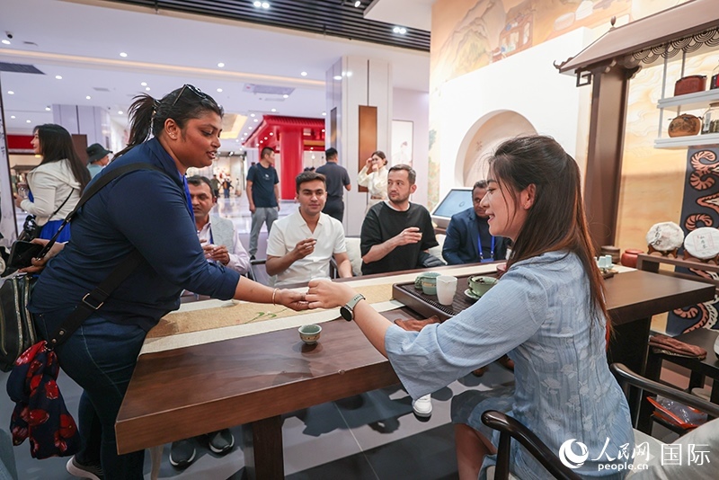 5月25日，外國(guó)媒體人在霍爾果斯國(guó)際邊境合作中心中國(guó)文化館參觀。人民網(wǎng)記者 張武軍攝