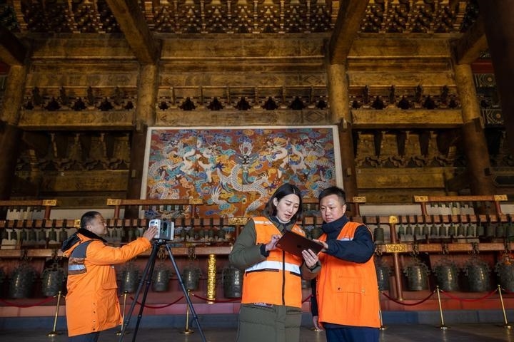 北京市測繪設(shè)計研究院團隊在太廟測繪（2023年2月19日攝）。2020年9月起，北京市測繪設(shè)計研究院的技術(shù)團隊開展了北京中軸線遺產(chǎn)點實地測繪，從文物保護、環(huán)境整治、文物騰退等方面為北京中軸線申遺提供空間數(shù)據(jù)底板。