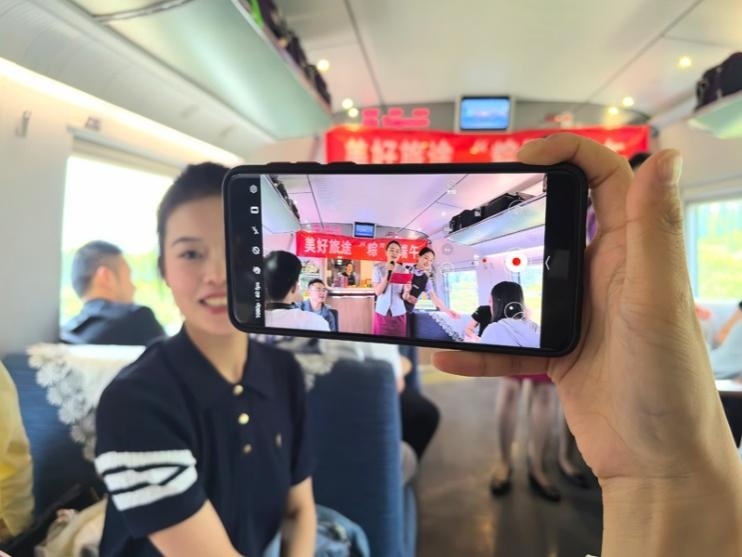 在活動(dòng)中，旅客紛紛舉起手機(jī)拍攝。顏笑攝