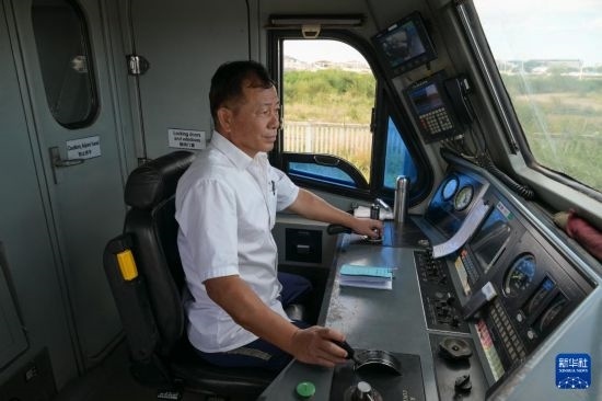 5月31日，在蒙內(nèi)鐵路內(nèi)羅畢站，機車駕駛員蔣立平在即將開往蒙巴薩的E2次列車上進行準備工作。新華社記者 楊光 攝