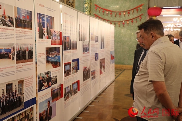 與會(huì)嘉賓參觀中俄科技創(chuàng)新合作圖片展。人民網(wǎng)記者 肖新新攝