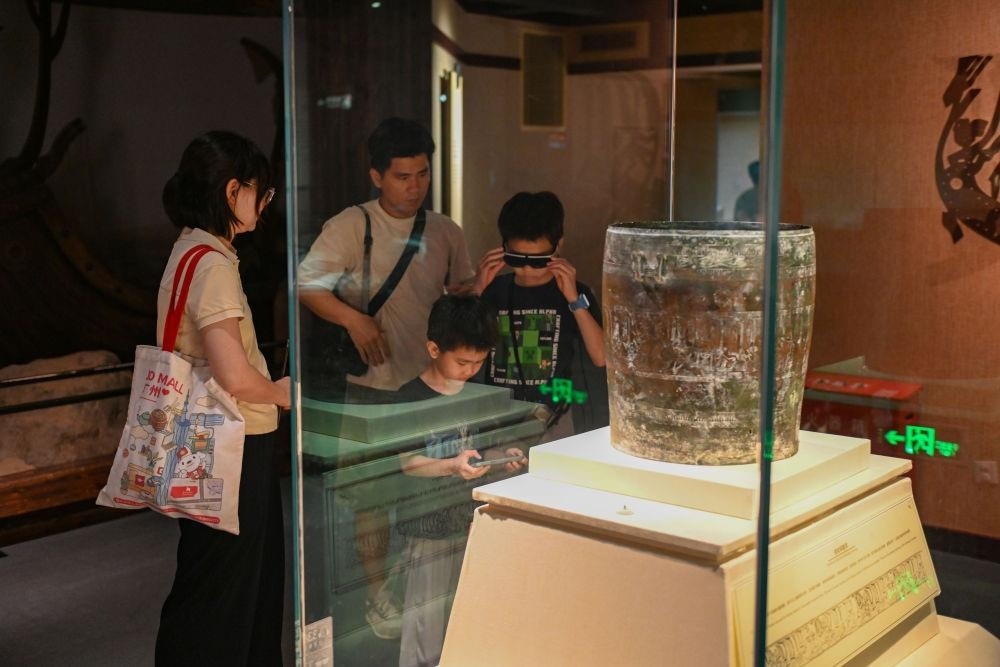 △2025年5月18日，游客在廣東廣州南越王博物院（王墓展區(qū)）體驗(yàn)AR眼鏡智慧導(dǎo)覽服務(wù)。