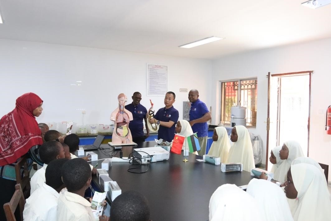 血吸蟲病健康教育講座。施亮攝