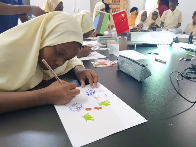 學(xué)生踴躍參與繪畫活動。施亮攝