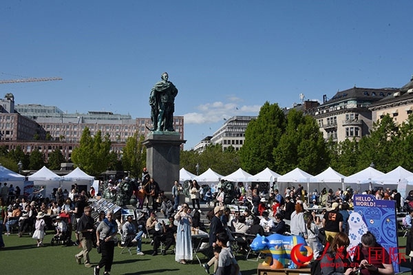 “你好！中國”端午游園會在斯德哥爾摩國王花園廣場舉辦。人民網(wǎng)記者 殷淼攝