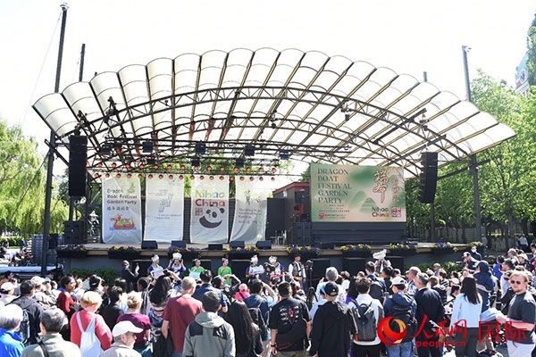 中瑞民眾歡聚國王花園廣場共慶端午佳節(jié)。人民網(wǎng)記者 殷淼攝