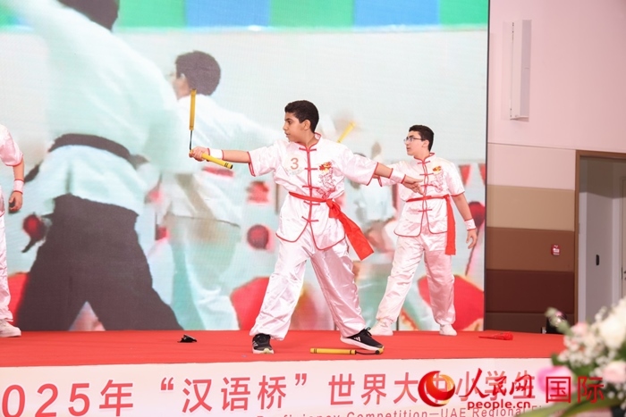 雙節(jié)棍表演。人民網記者任皓宇攝