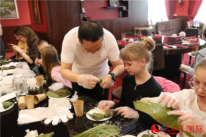 烏克蘭兒童學(xué)習(xí)體驗(yàn)包粽子。人民網(wǎng)記者蔡子暢攝