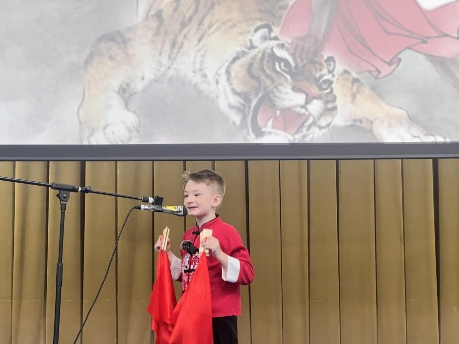 一航表演快板《武松打虎》。布加勒斯特大學(xué)孔子學(xué)院供圖
