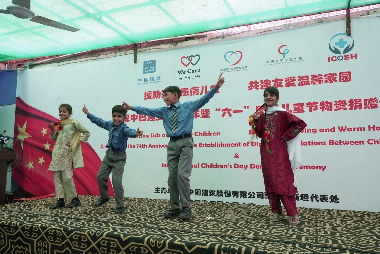 受捐孤兒在活動現(xiàn)場表演自己創(chuàng)作的舞蹈節(jié)目。瓦加斯·阿赫邁德攝