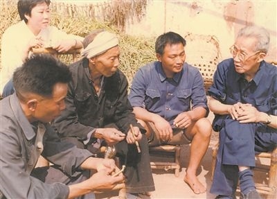 侯光炯(右一)和農(nóng)民在一起親切交流。 西南大學檔案館供圖