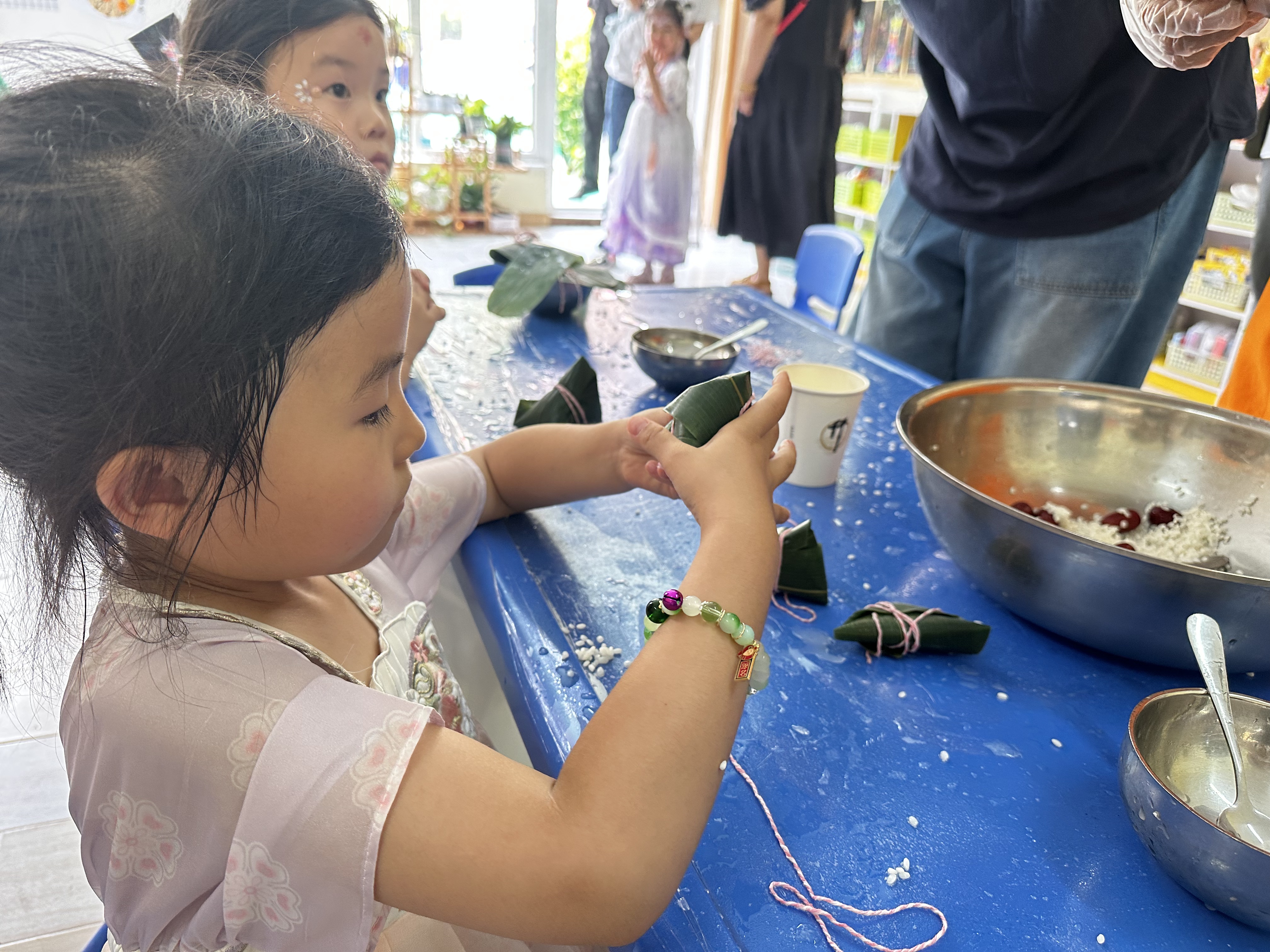 小朋友在體驗包粽子。人民網(wǎng)記者 楊虞波羅攝