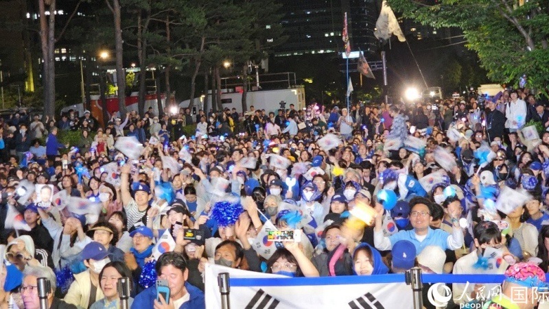 當(dāng)?shù)貢r間4日凌晨，李在明支持者們聚集在國會前等待計(jì)票結(jié)果。人民網(wǎng) 柳美鉉攝