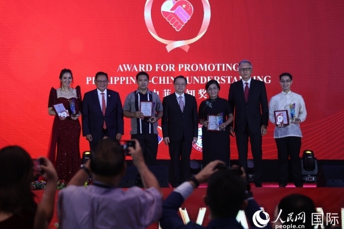 黃溪連大使和菲中了解協(xié)會主席與榮獲“友誼獎”的獲獎?wù)吆嫌傲裟?。人民網(wǎng)記者 樊帆攝