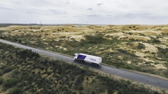 主線科技智能卡車行駛在路上。