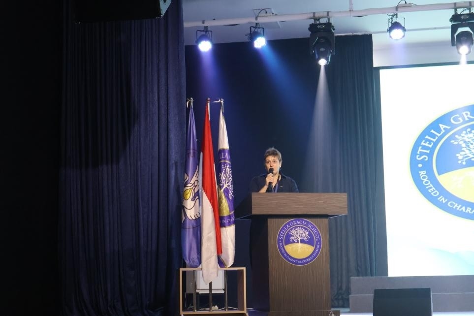 伊莉娜致辭。哈山努丁大學(xué)孔子學(xué)院供圖