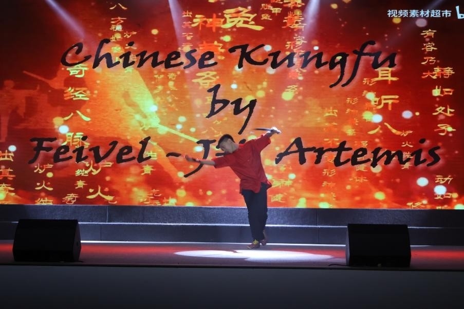 恩星學(xué)校中學(xué)部學(xué)生表演武術(shù)。哈山努丁大學(xué)孔子學(xué)院供圖