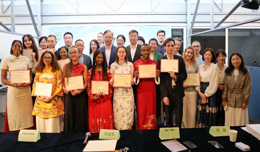 圖1：中國駐法使館公使陳力、教育公參周家貴與比賽師生、評委合影（圖片：巴黎西岱大學孔子學院）